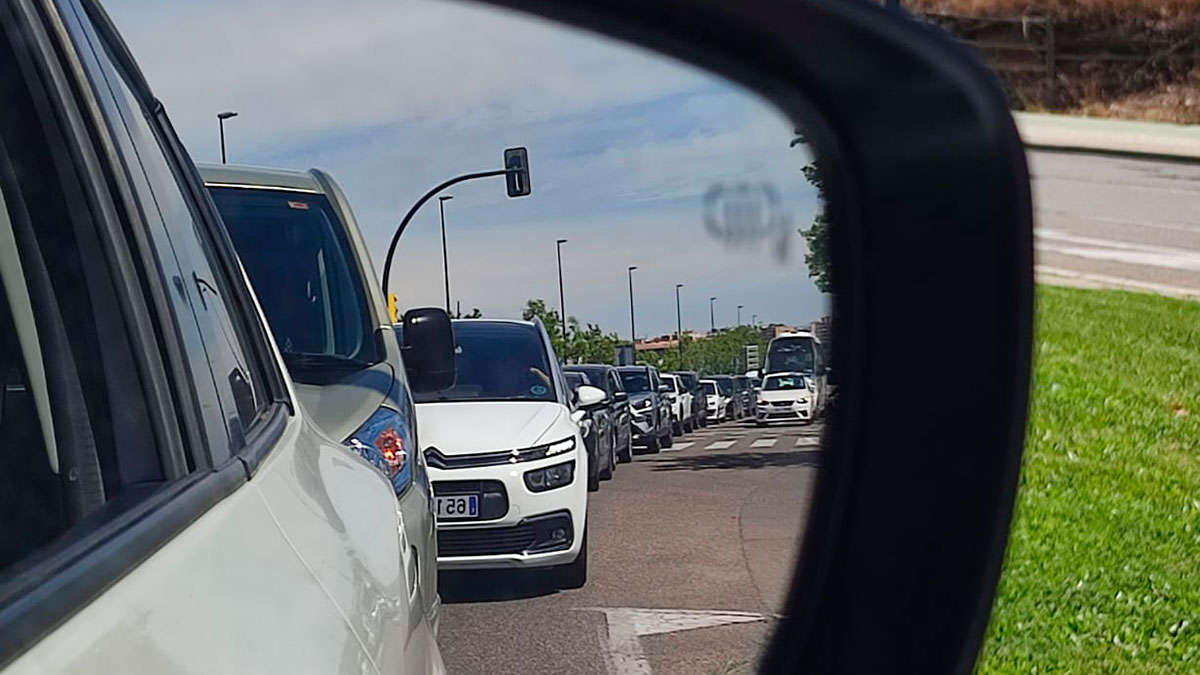 atasco-z30-zaragoza-obras-asfaltado-rotonda-coches
