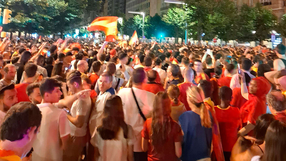 Cientos de zaragozanos disfrutaron de la noche.
