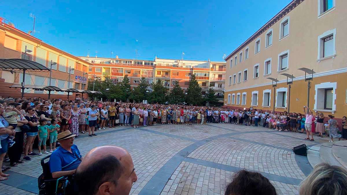 Un minuto de silencio multitudinario en Ejea de los Caballeros recuerda a la mujer asesinada