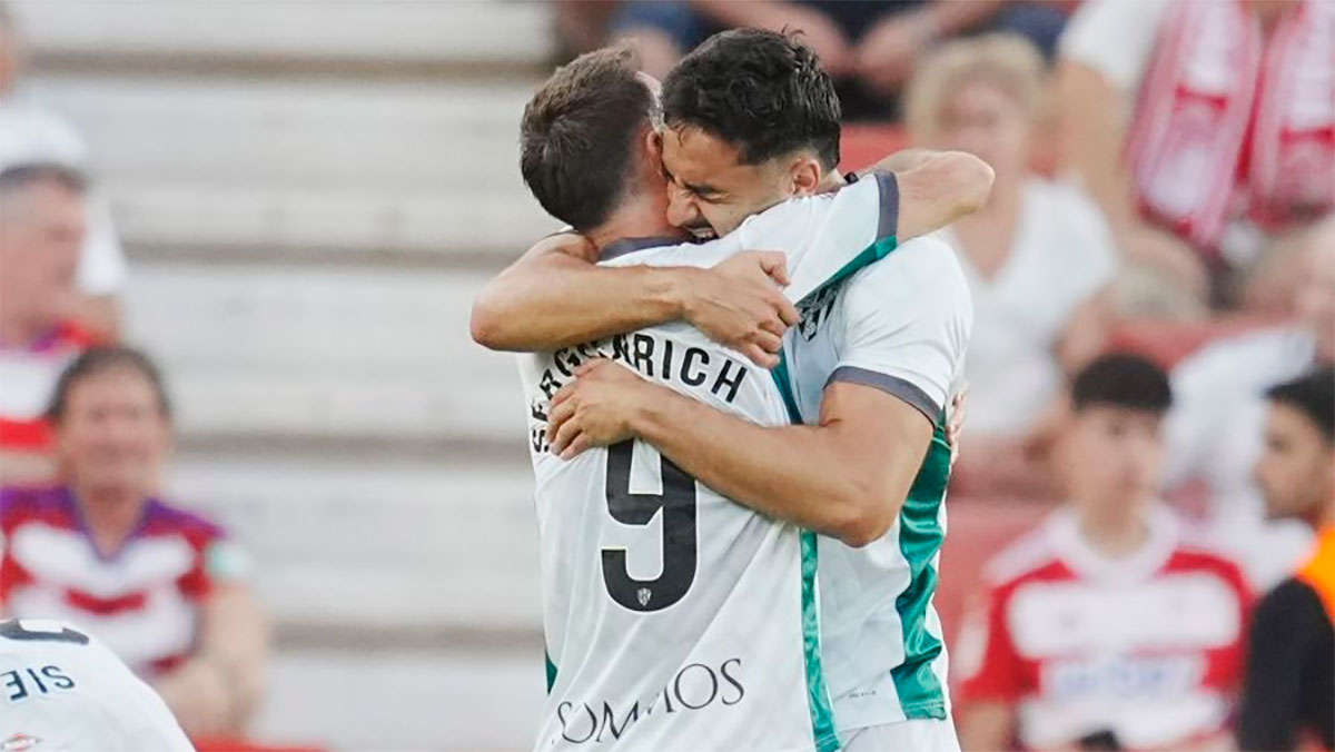 Rubén Pulido celebra su gol con Enrich. Foto: LaLiga Hypermotion