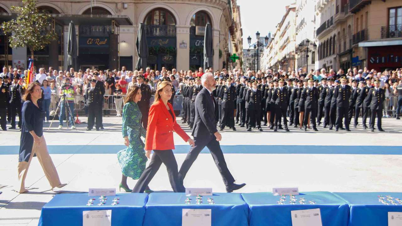 Jorge Azcón, Marta Fernández y Natalia Chueca, durante el acto de la Policía Nacional