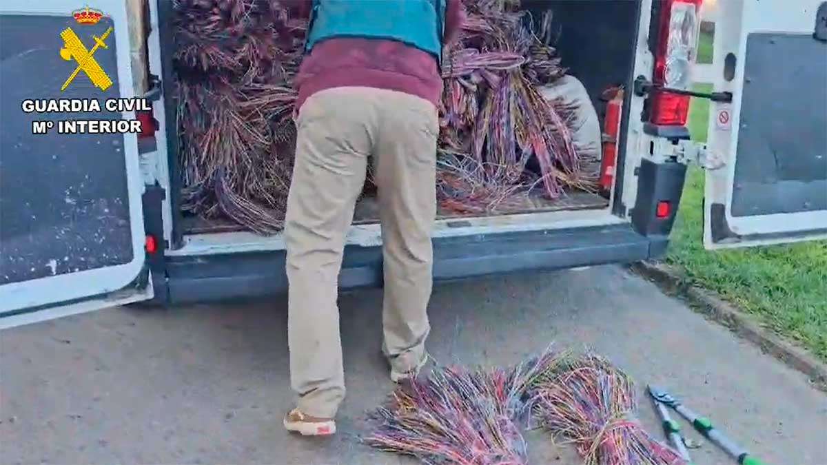 Furgoneta intervenida por la Guardia Civil llena de cable de cobre robado