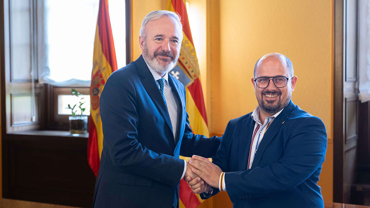Azcón junto al portavoz del PAR, Alberto Izquierdo. Foto: Fabián Simón (DGA)