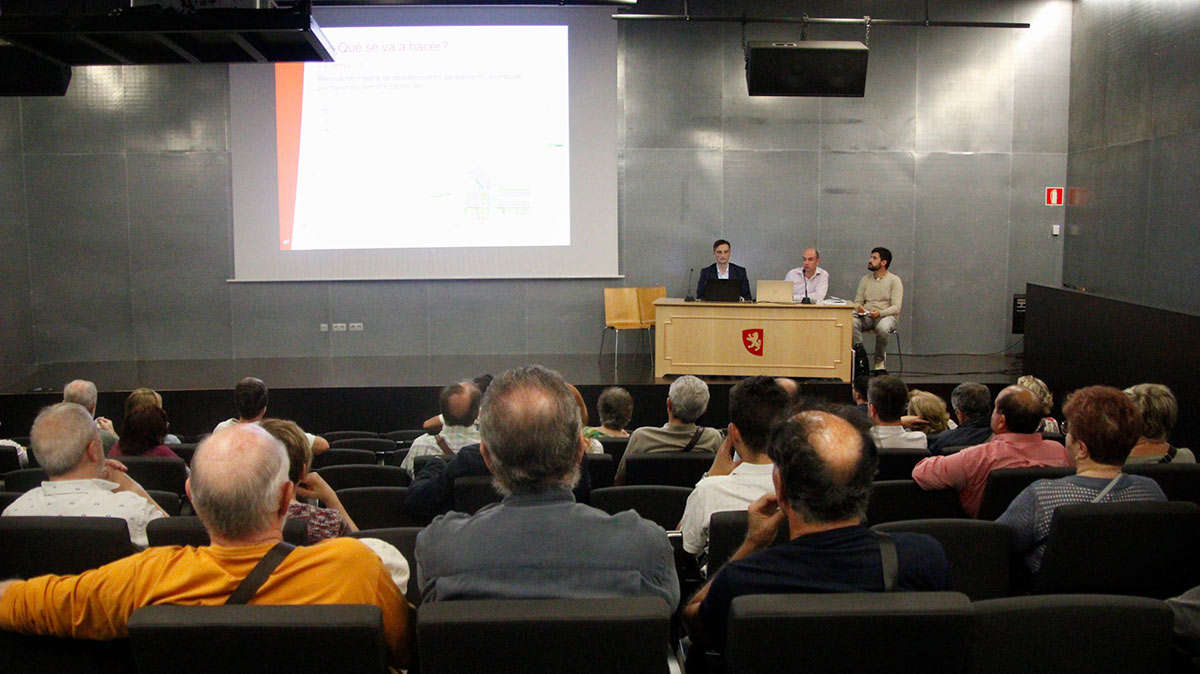 El Ayuntamiento de Zaragoza informa a los vecinos del desarrollo de las obras. Foto: Pilar Álvarez