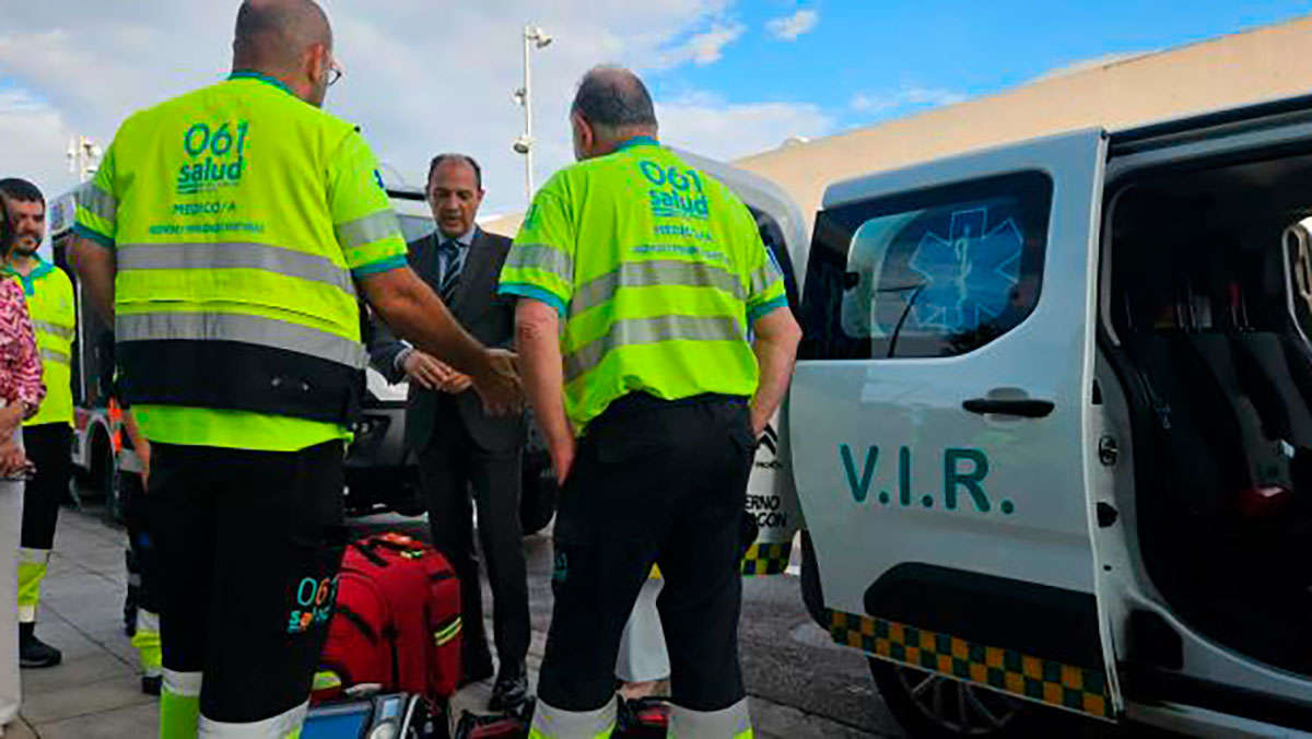 Bancalero atiende las explicaciones del nuevo vehículo de intervención rápida (VIR), operante en Zaragoza