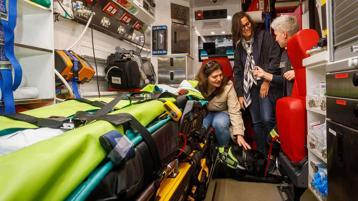 El nuevo protocolo del Ayuntamiento de Zaragoza permite que hasta cinco tipos de perros de asistencia puedan subirse a las ambulancias en los traslados hospitalarios de sus dueños