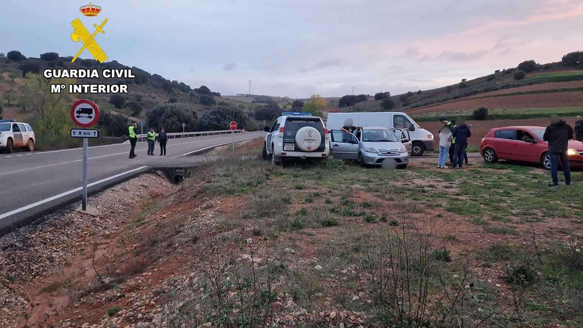 El control de la Guardia Civil en las inmediaciones de la rave ilegal de Sisamón