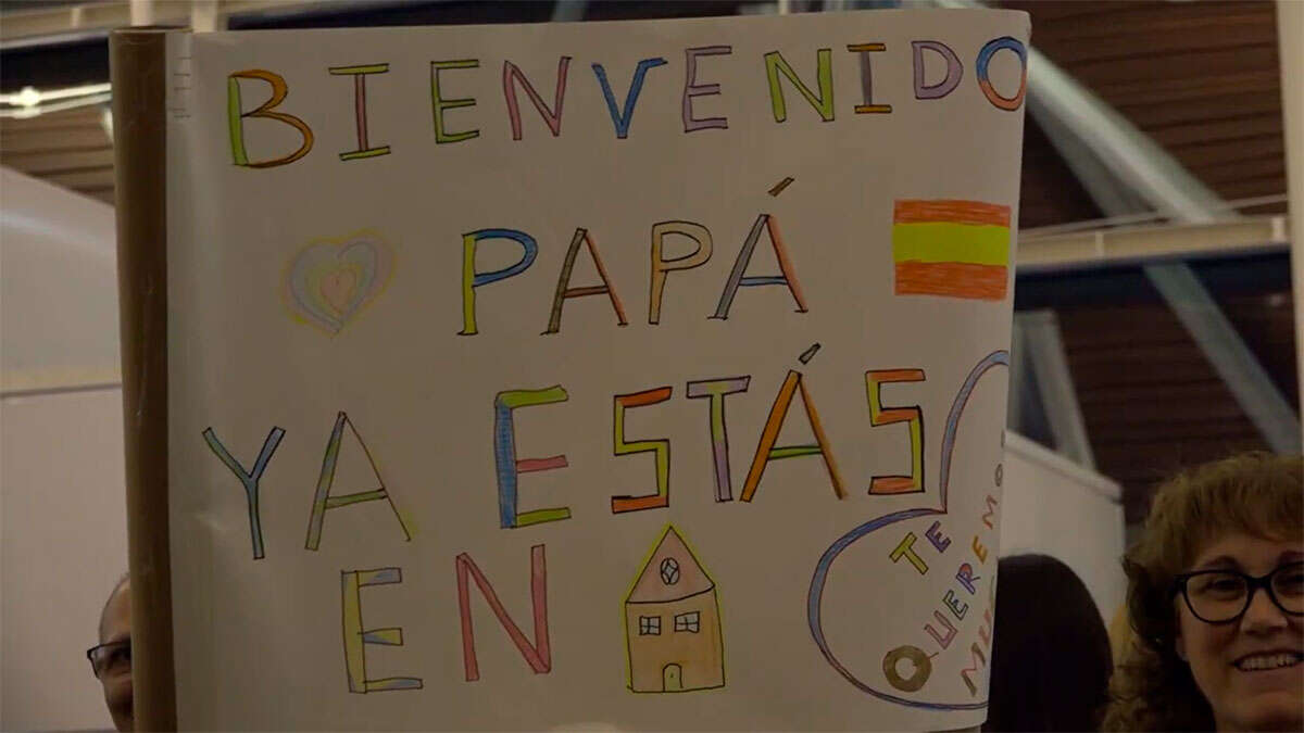 Una de las pancartas de los familiares que fueron a recibir a militares de la Brigada 'Aragón' el pasado sábado, en el aeropuerto de Zaragoza