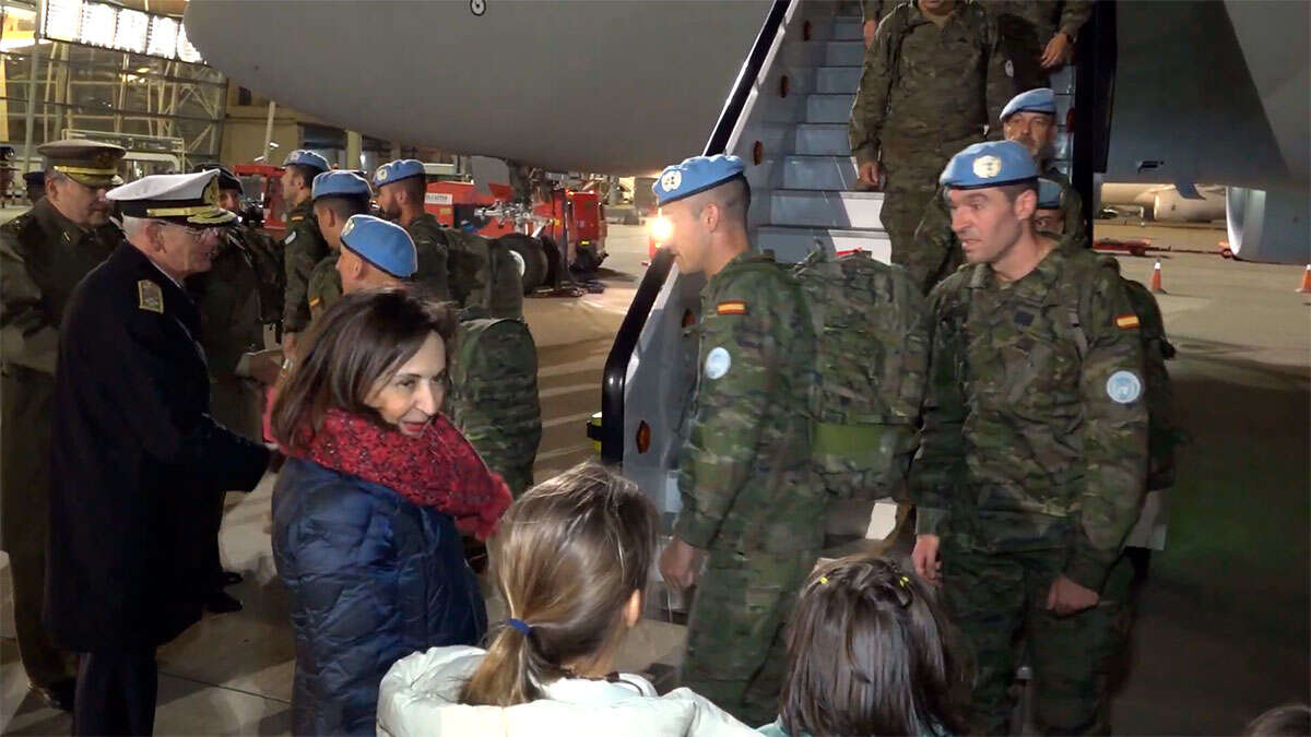 La ministra de Defensa, Margarita Robles, en el aeropuerto de Zaragoza recibiendo a la Brigada 'Aragón'