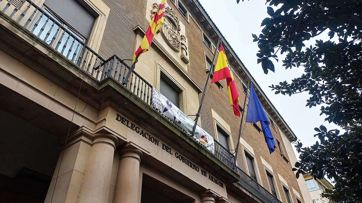 25N-violencia-machista-delegacion-gobierno-pancarta-balcón