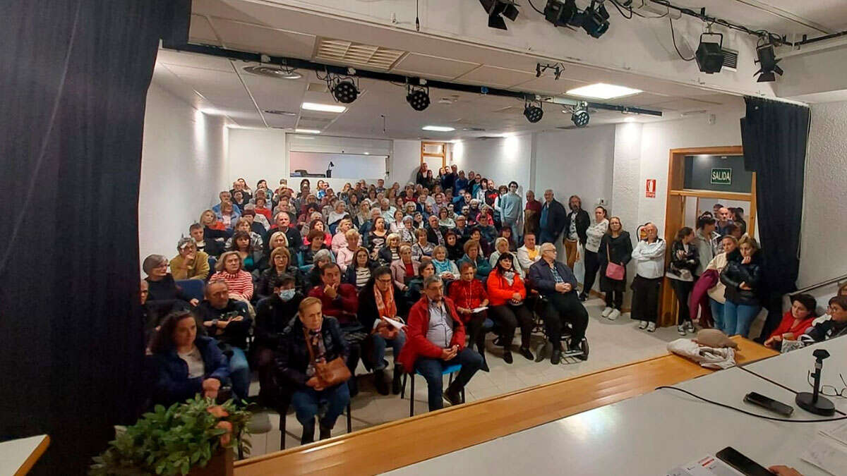 Los vecinos de La Cartuja Baja han acudido a varias asambleas informativas sobre la línea 25