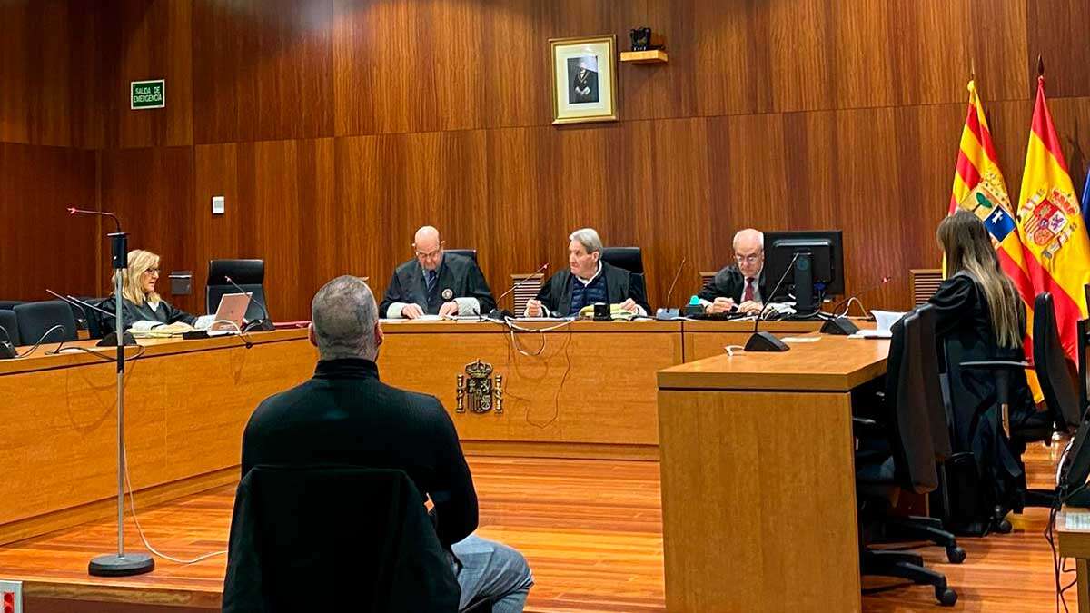 El acusado, frente a los jueces de la Sección Tercera, esta mañana en la Audiencia Provincial de Zaragoza