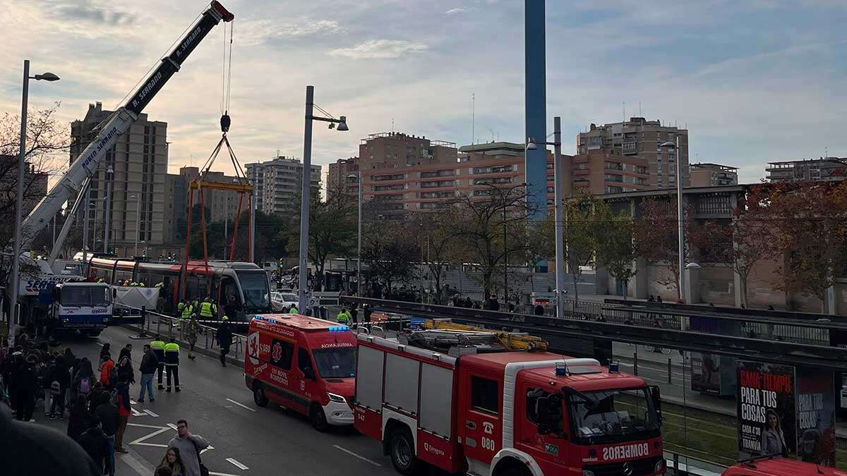 Una grúa se encuentra en el lugar del atropello para proceder a levantar el tranvía y rescatar el cuerpo de la menor