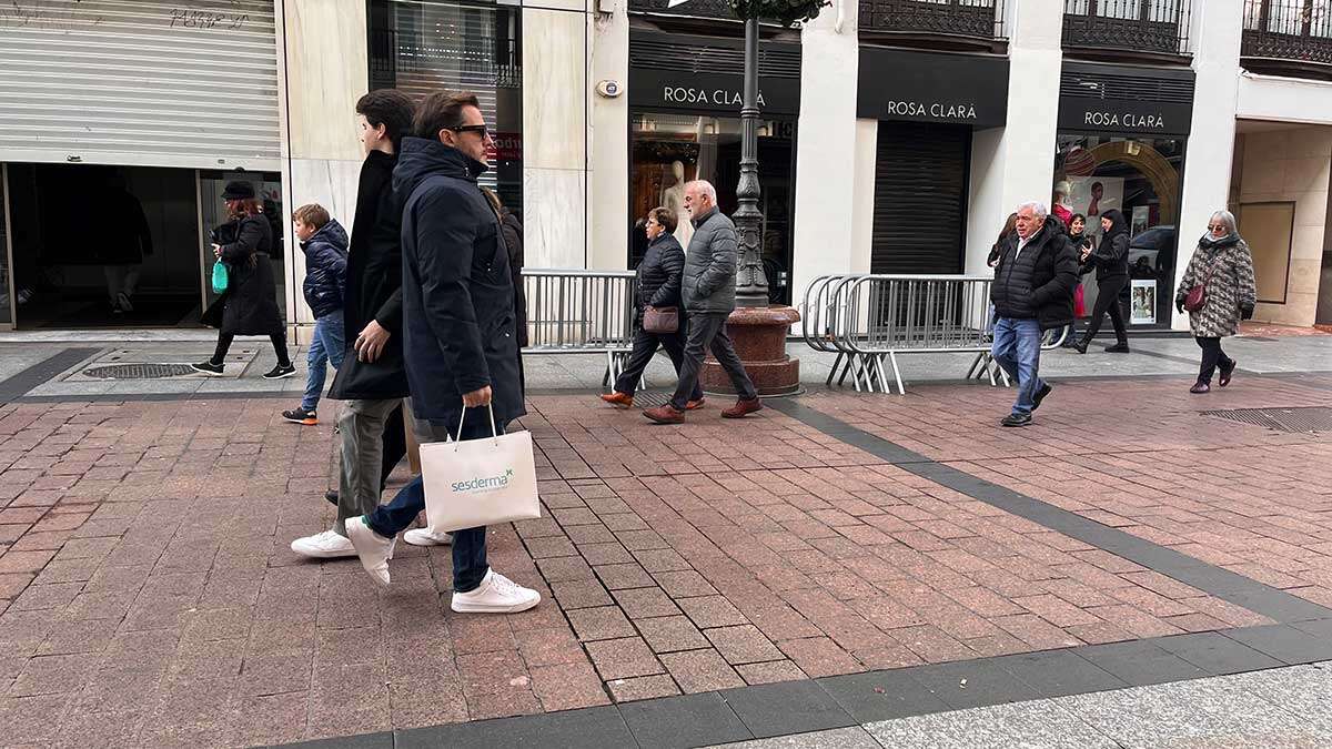 Compras en el centro de Zaragoza en la mañana antes de Reyes. Foto: E.P.