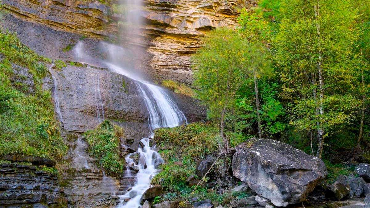 Con sus 100 metros de altura, la cascada de Sorrosal en Broto atrae a locales y visitantes. Foto: Así es Aragón