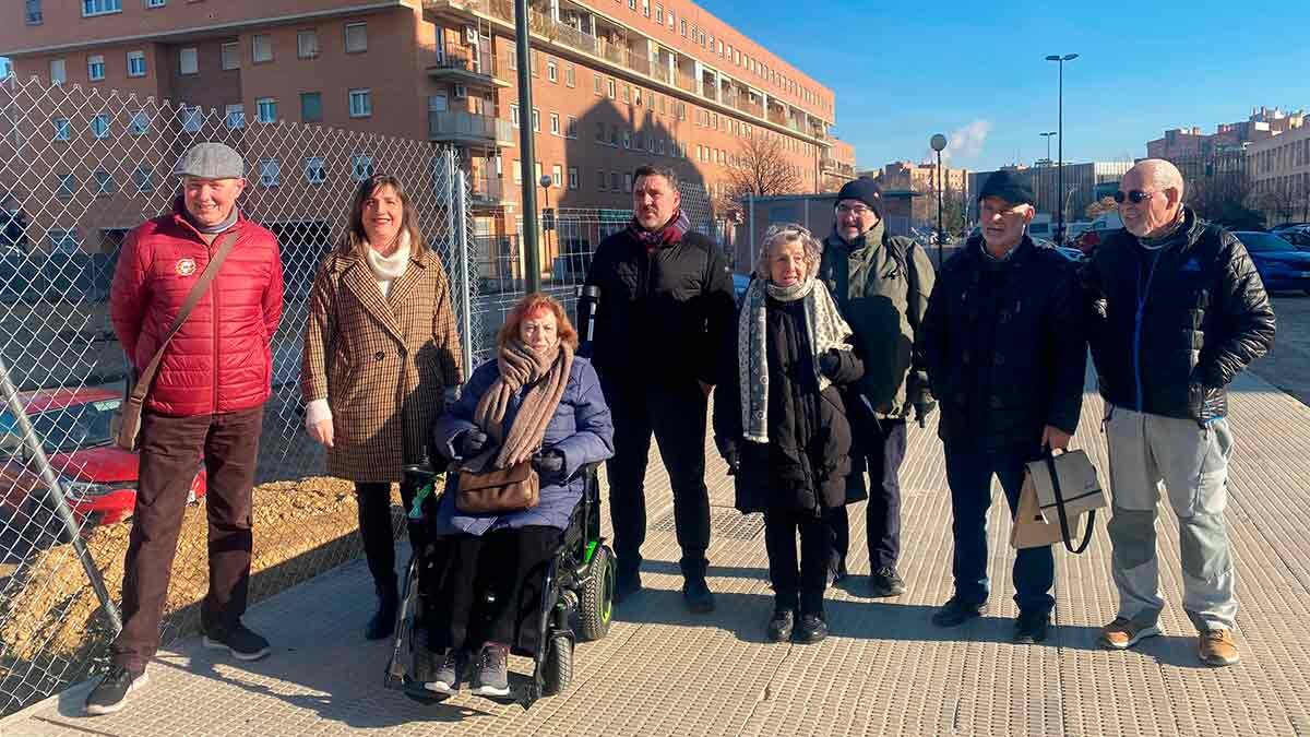 La portavoz del PSOE, Lola Ranera, junto a los vecinos del barrio.