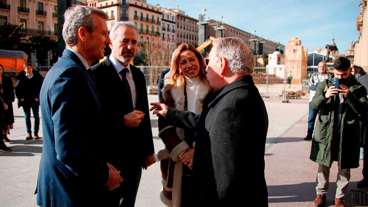 Rueda. Azcón y Natalia Chueca en la plaza del Pilar. Foto: Pilar Álvarez