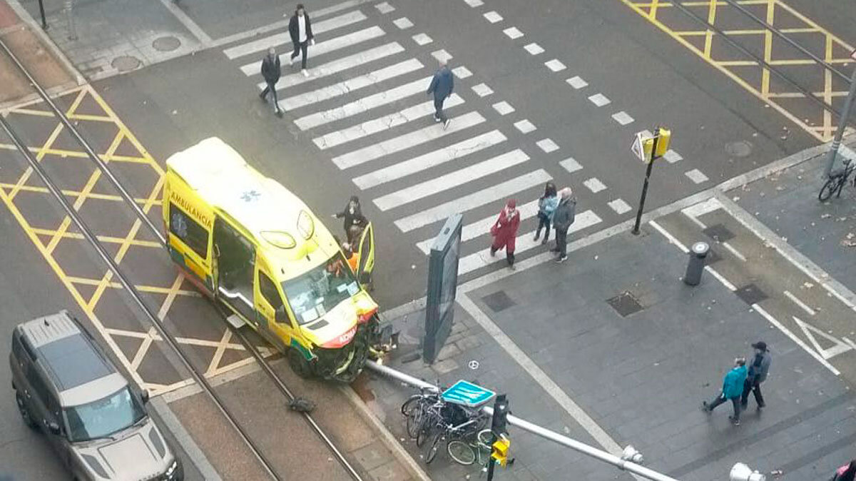 Así ha quedado la ambulancia tras el colisionar contra una farola en la calle Fernando el Católico de Zaragoza
