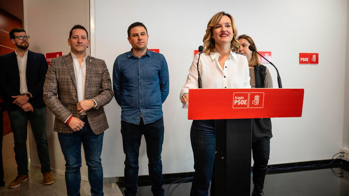 Alegría junto a los tres alcaldes y Abraham Martínez (izquierda). Foto: PSOE