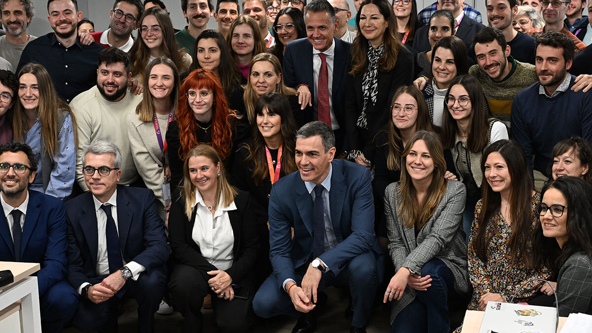 Sánchez junto a la plantilla en La Almunia. Foto: Pool Moncloa