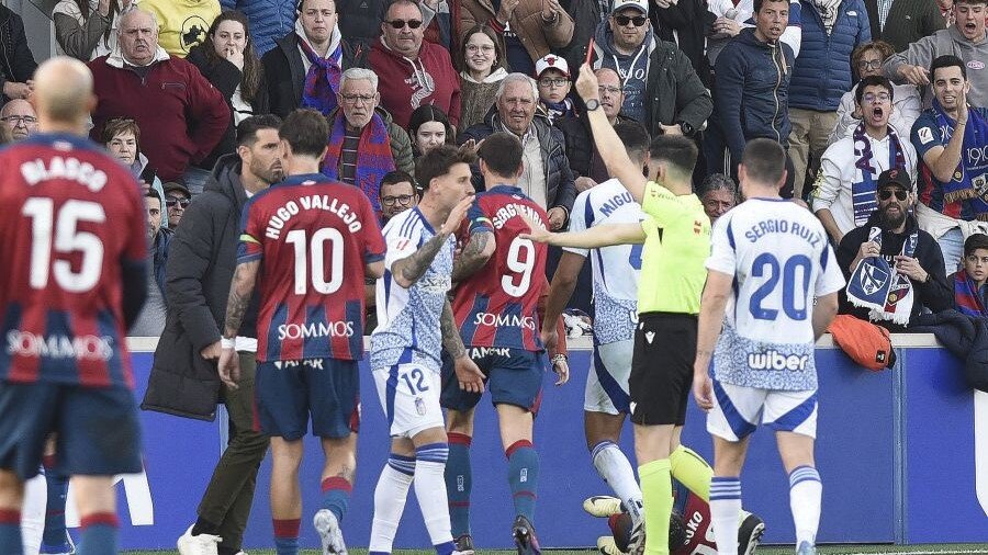 Expulsión de Ricard antes del descanso. Foto: La Liga.