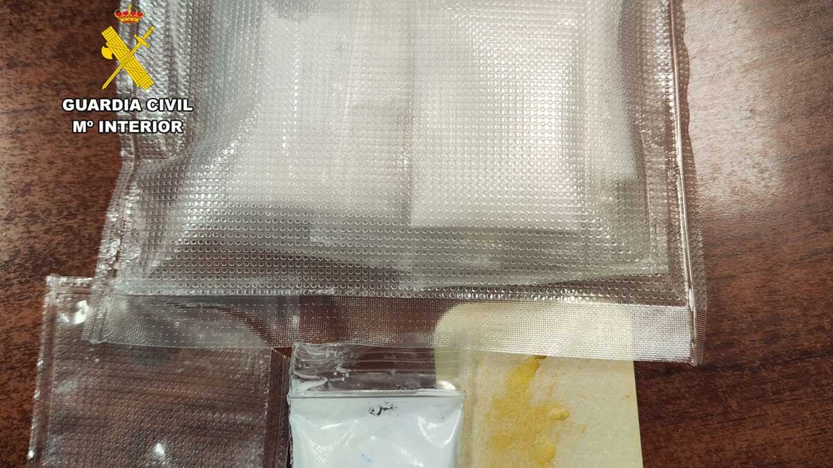 Un turismo y una motocicleta situados en una zona aislada y alejada de Muel hicieron sospechar a la Guardia Civil de Casetas, quienes luego hallaron más droga en su domicilio.
