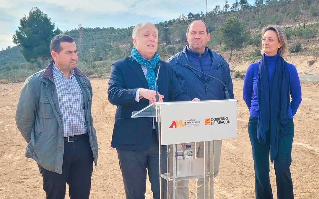 Octavio López junto al alcalde de Fayón, Roberto Cabistany; el presidente de la Comarca Bajo Aragón-Caspe, Javier Nicolás, y la directora gerente de SVA, Inmaculada Aured, este lunes, en Fayón. Foto: DGA