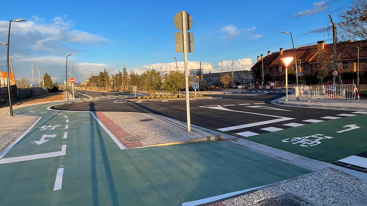 Una de las rotondas de la carretera renovada