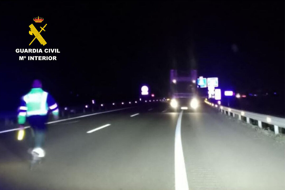 “llegaba tarde a su destino y no quería dar la vuelta porque le supondría realizar un mayor recorrido”.