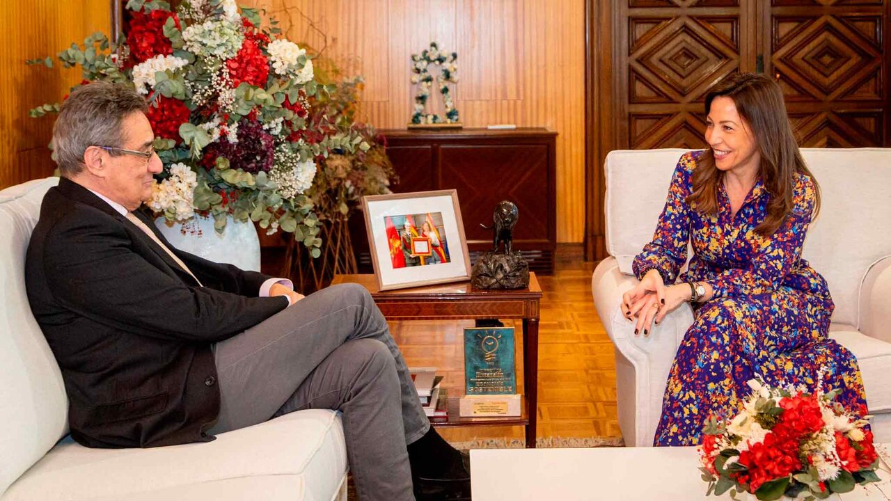 El portavoz de Vox, Julio Calvo, y la alcaldesa de Zaragoza, Natalia Chueca, en la reunión que ha permitido la incorporación de Vox a la sociedad La Nueva Romareda