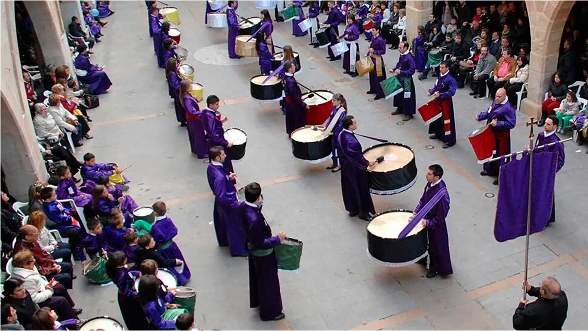 exhibicion-de-tambores-en-procesion-en-alcorisa-teruel
