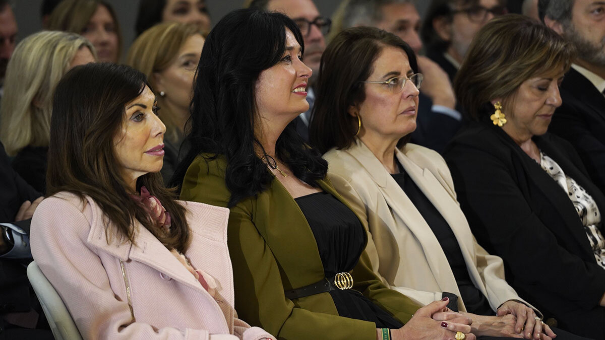 Marta Fernández (izquierda) junto a Lorena Orduna, Concepción Gimeno y Elisa Sancho. Foto: Cortes de Aragón