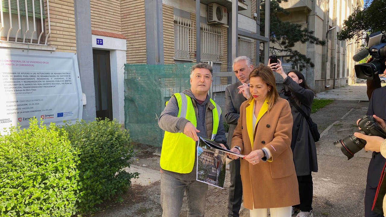 La alcaldesa de Zaragoza, Natalia Chueca, visita las obras de nuevos ascensores en un edificio rehabilitado