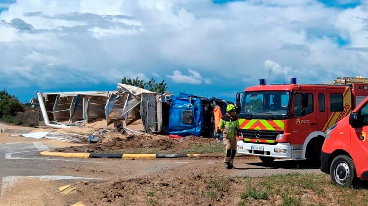 El conductor del camión que transportaba grano ha sido excarcelado por bomberos y trasladado en helicóptero a Zaragoza. Fuente: DPH