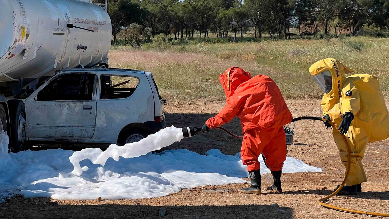 En el simulacro, un turismo ha chocado con un camión cisterna cargado con cloro líquido