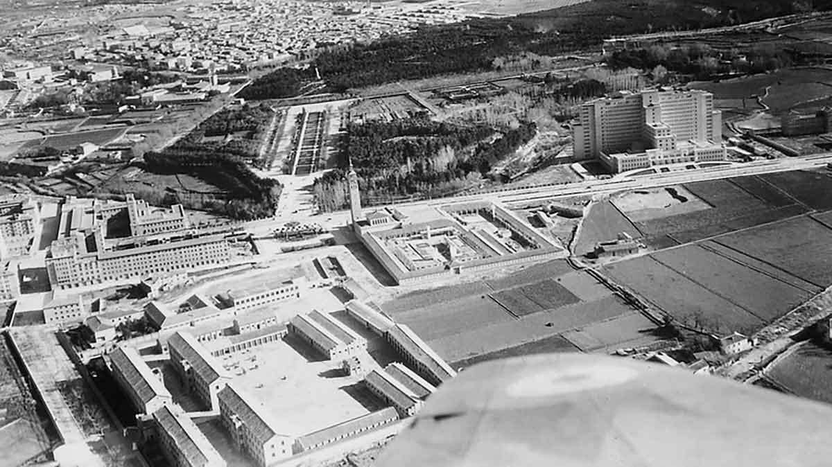Año 1956. Se ven los campos donde se construyó La Romareda, pero también el Hospital Miguel Servet y la Feria de Muestras, actual Cámara de Comercio. Foto: Flickr Gran Archivo Zaragoza Antigua