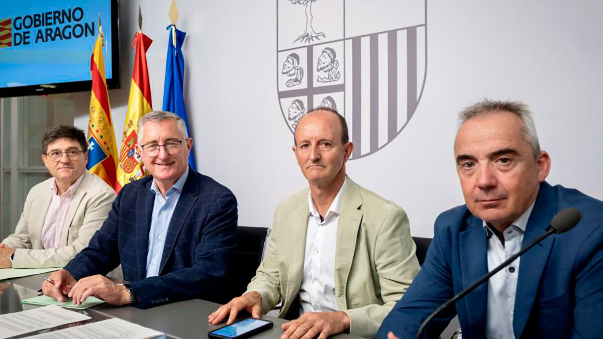 Calvo, Blasco, Díez y Gil, tras la firma del convenio. Foto: Gobierno de Aragón