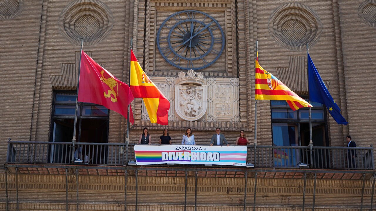 Colocación de la pancarta del Orgullo