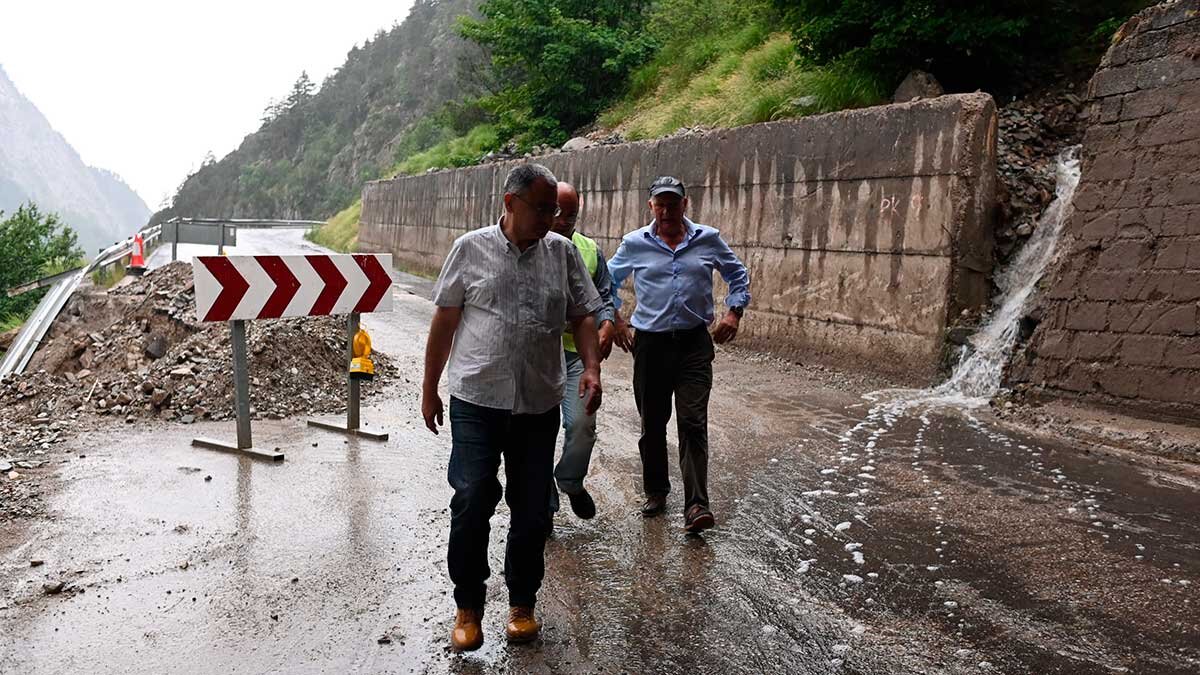 Los trabajos de limpieza en la A-2606 continúan mientras se asegura la movilidad de entrada y salida al Balneario de Panticosa.
