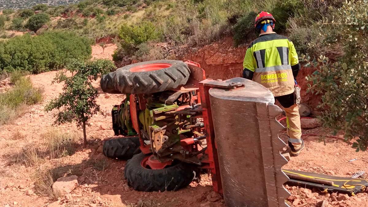 Los bomberos de la Diputación de Teruel han colaborado en las tareas de extracción del cuerpo.