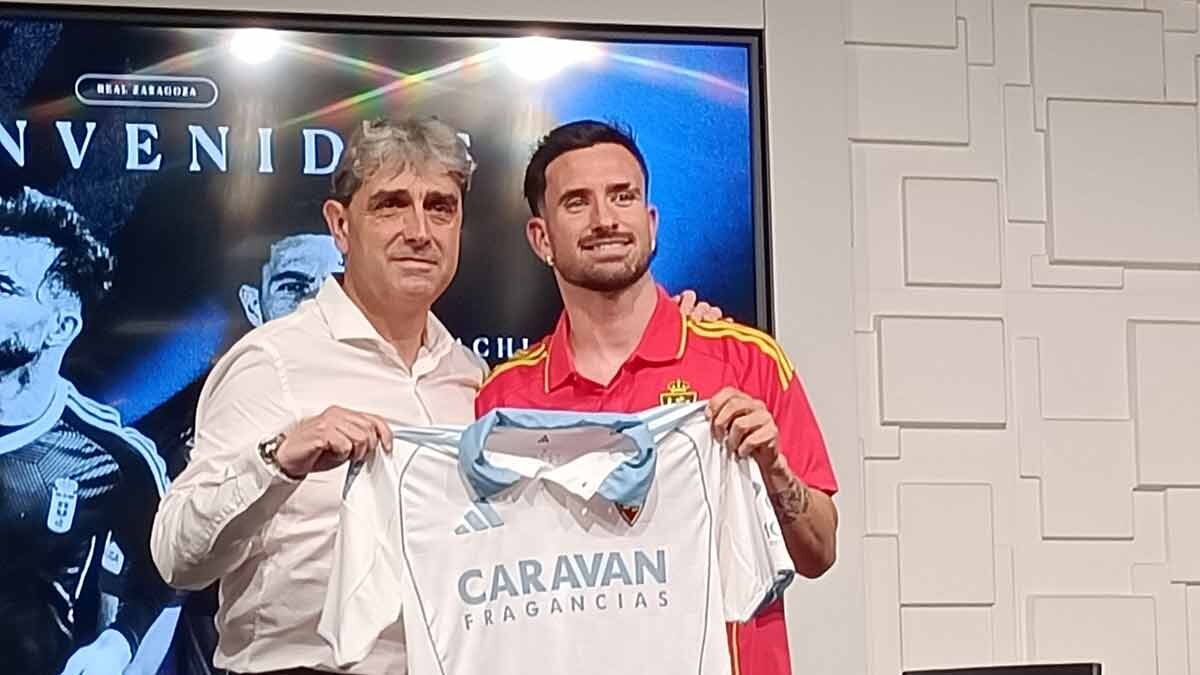 Moyano y Tachi ya han posado junto a Indias con la camiseta del Real Zaragoza. Foto: M.G.