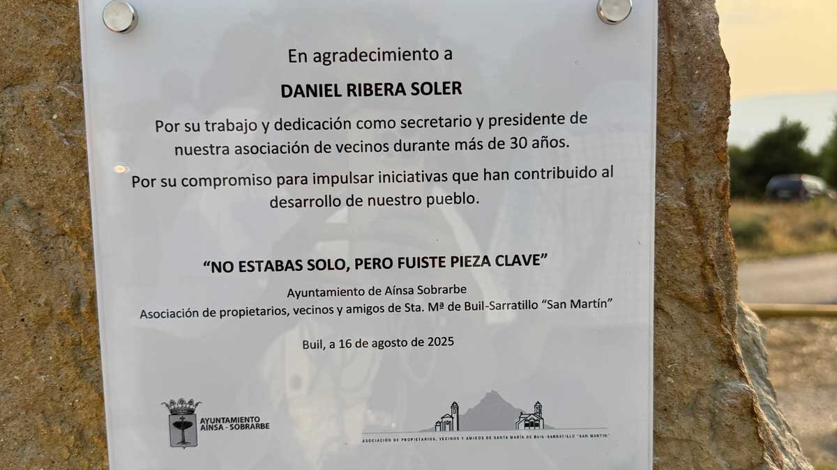 Placa conmemorativa en el parque
