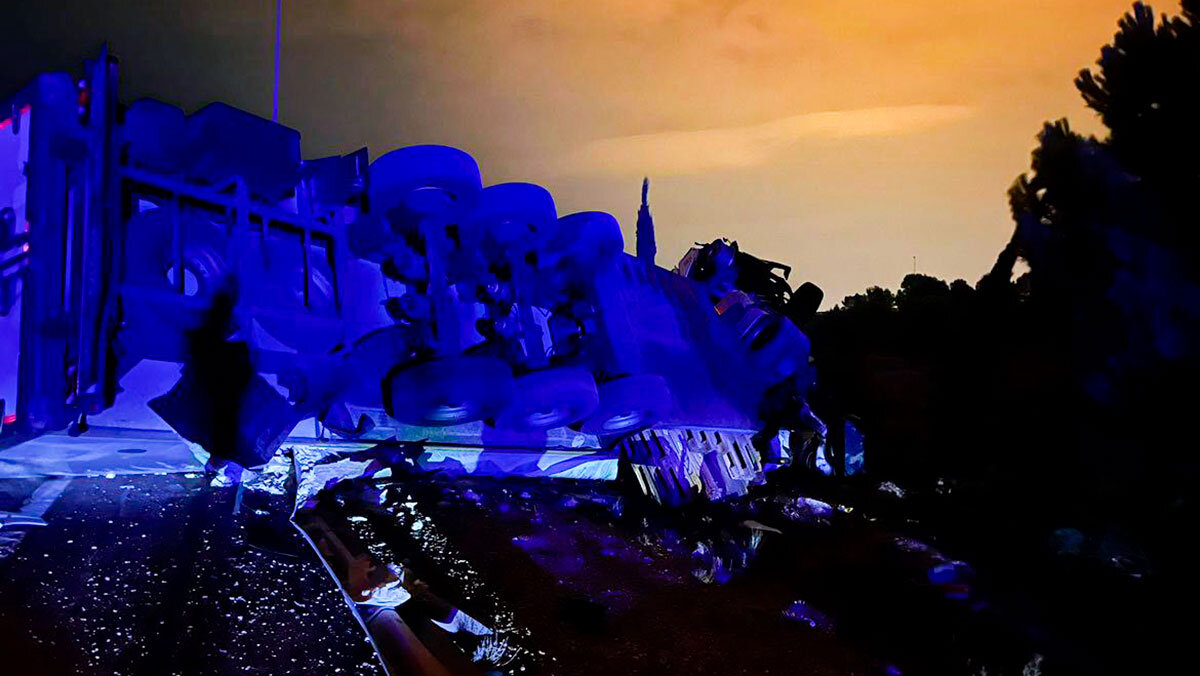 Así ha quedado el camión tráiler tras volcar en la Z-40 esta madrugada. Foto: AD
