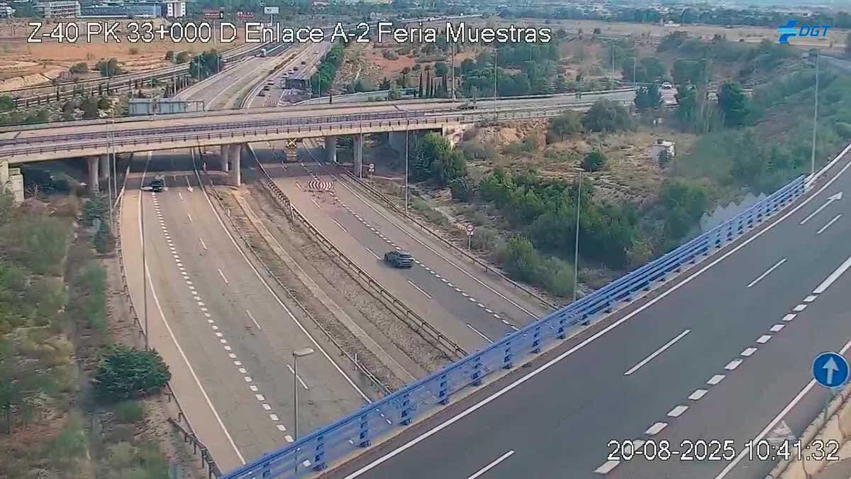 Imagen en tiempo real del camión volcado y las retenciones en la Z-40. Fuente: DGT