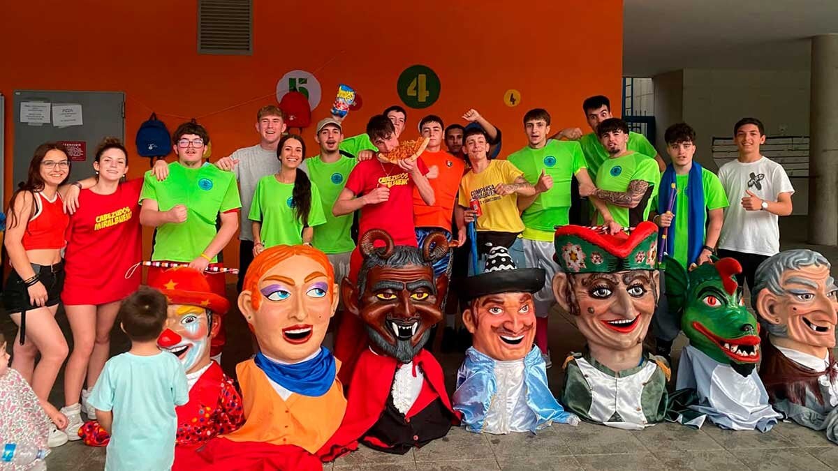 La media de edad de los miembros de la comparsa de cabezudos de Miralbueno ronda entre 15 y 25 años.