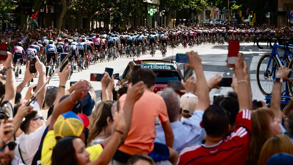 Paso de La Vuelta por Zaragoza. Foto: Fabián Simón/ DGA