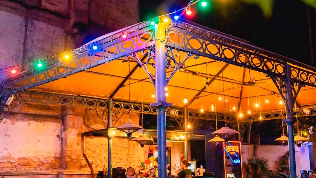 En esta terraza nunca falta el buen ambiente en los meses de verano. Foto: IG @elpatiodelaplata