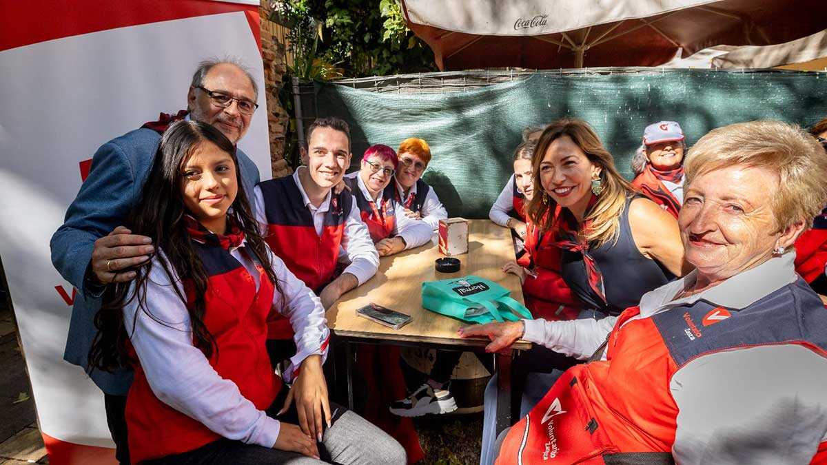 La alcaldesa Natalia Chueca ha tomado un vermú con los voluntarios de las Fiestas del Pilar 2025.