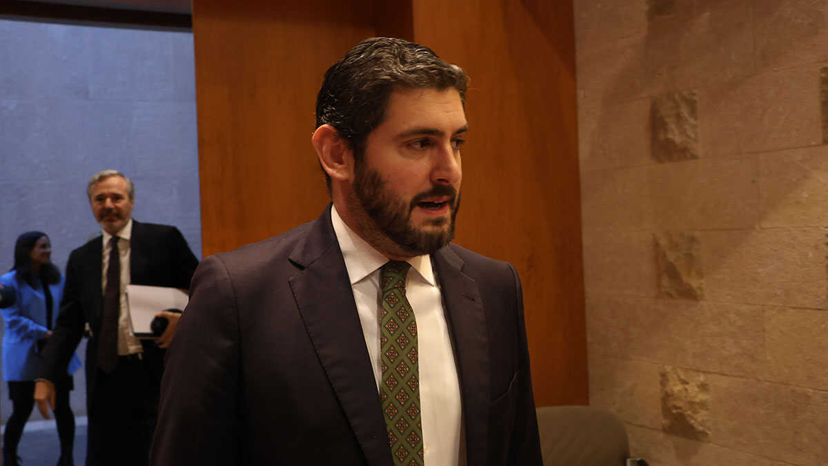 Nolasco entra al Pleno seguido de Azcón. Foto: Pilar Álvarez