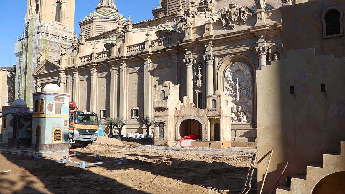 El Belén ya toma forma en la plaza del Pilar